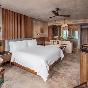 Deluxe Guest room 1 King Oceanfront Balcony